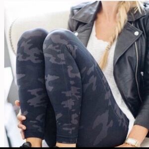 Spanx  Camo Leggings   Black size medium